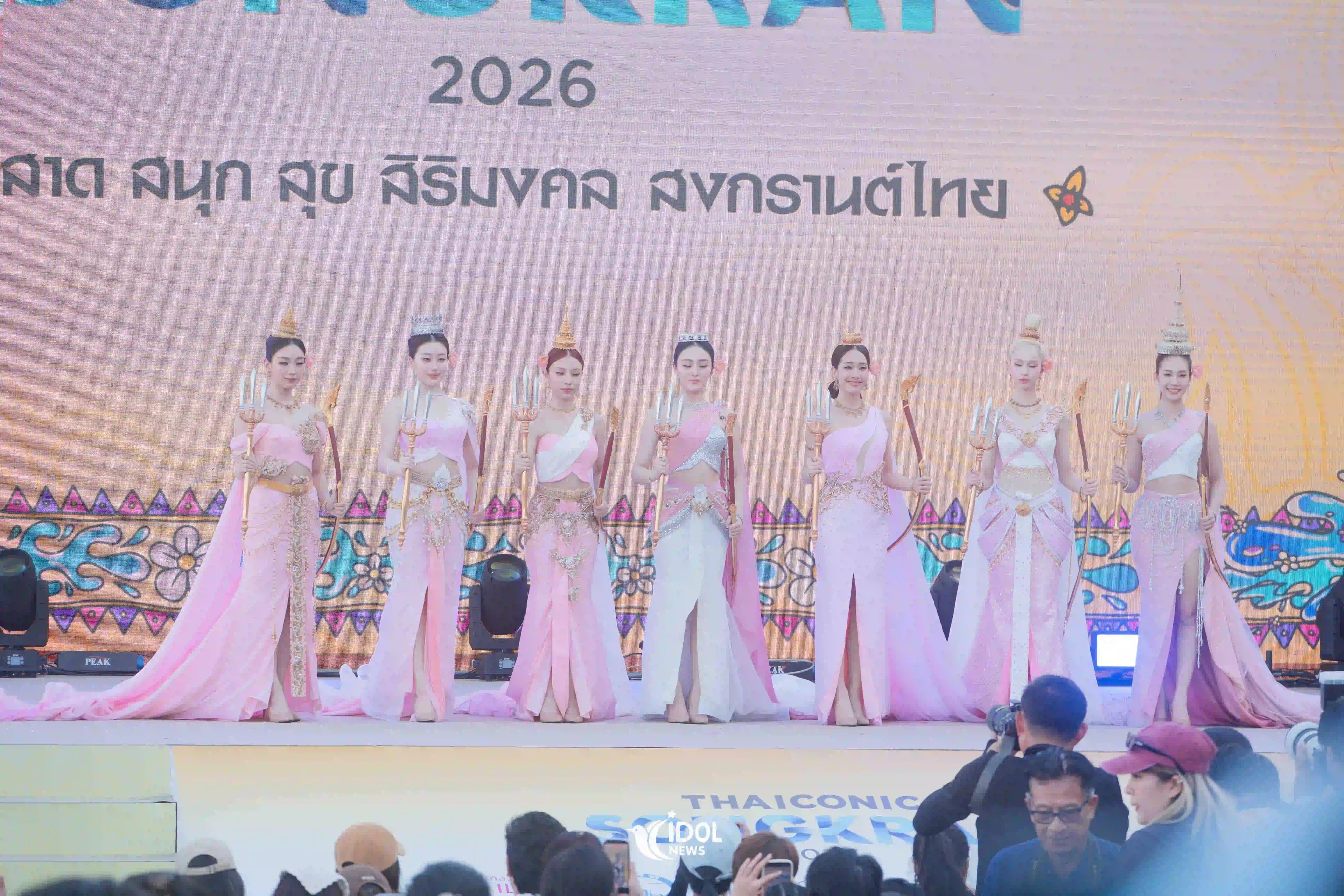 สวยสะกดข้ามภพ! ส่องลุค 7 นางสงกรานต์ 4EVE ในชุดไทยร่วมสมัยสุดอลังการ ณ ไอคอนสยาม
