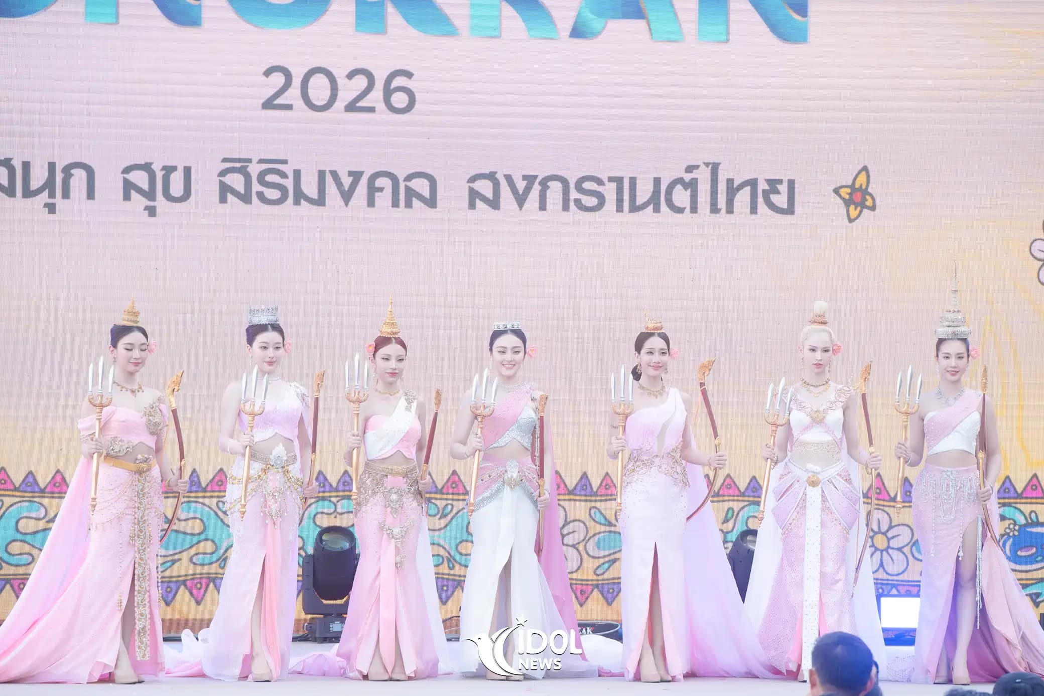 7 สาว “4EVE” สลัดลุคเกิร์ลกรุ๊ปสุดแซ่บ สวมชุดไทยวิจิตรตระการตา แปลงโฉมเป็นนางสงกรานต์ “รากษสเทวี” ในงานไอคอนสยาม